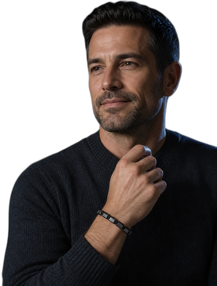 Homme portant un bracelet en hématite noire de chez HematiteForce